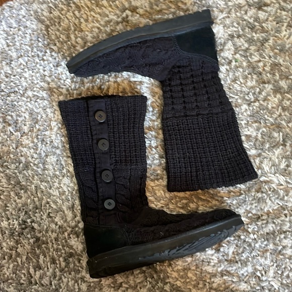 UGG Australia Women’s Leland Cable Knit with Buttons Boots size 7 - Picture 1 of 13